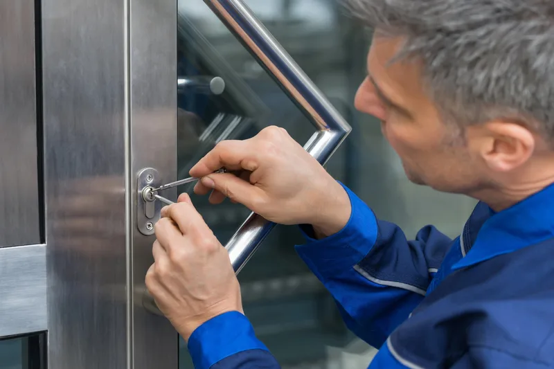 Serrurier professionnel en intervention — Serrurier Paris Pas Cher, Paris