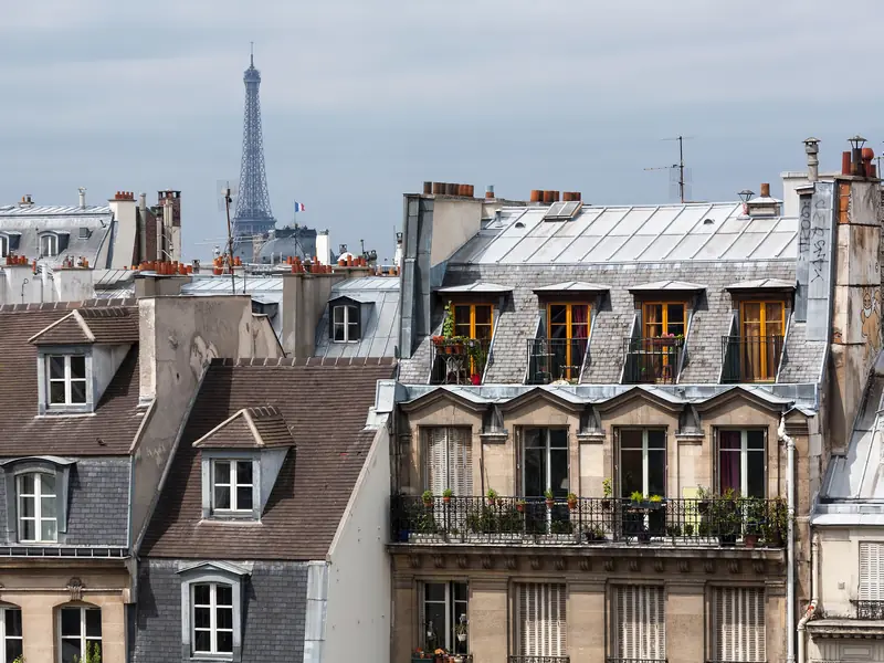Les toits de Paris, la tour Eiffel à l’horizon